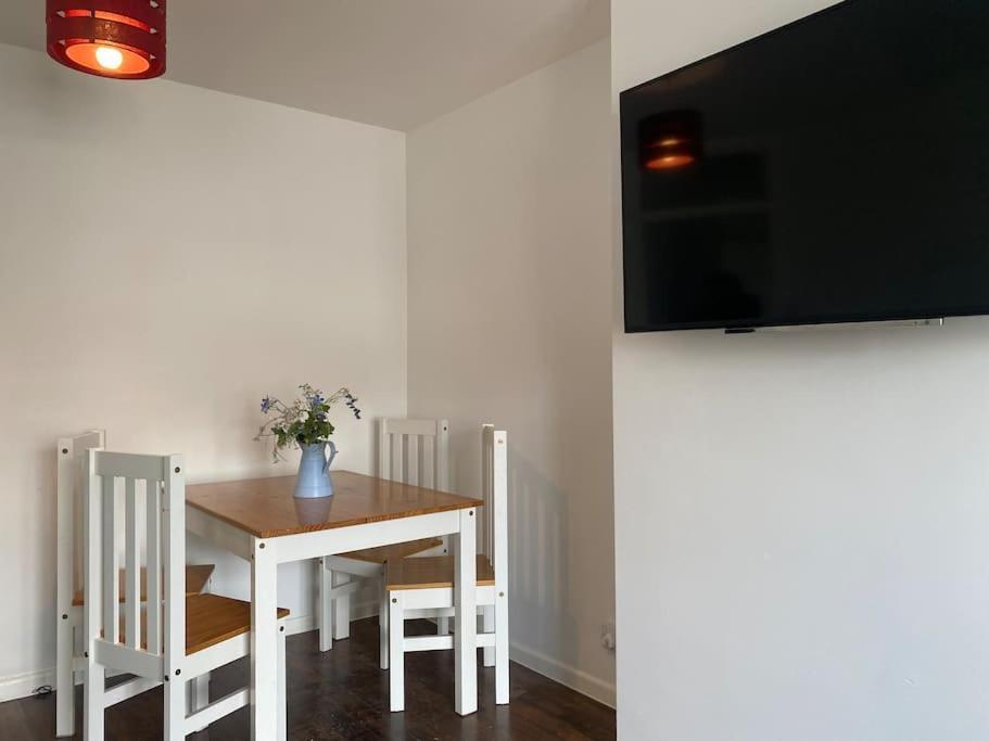 Appartement New Free Parking Sleeps 6 *