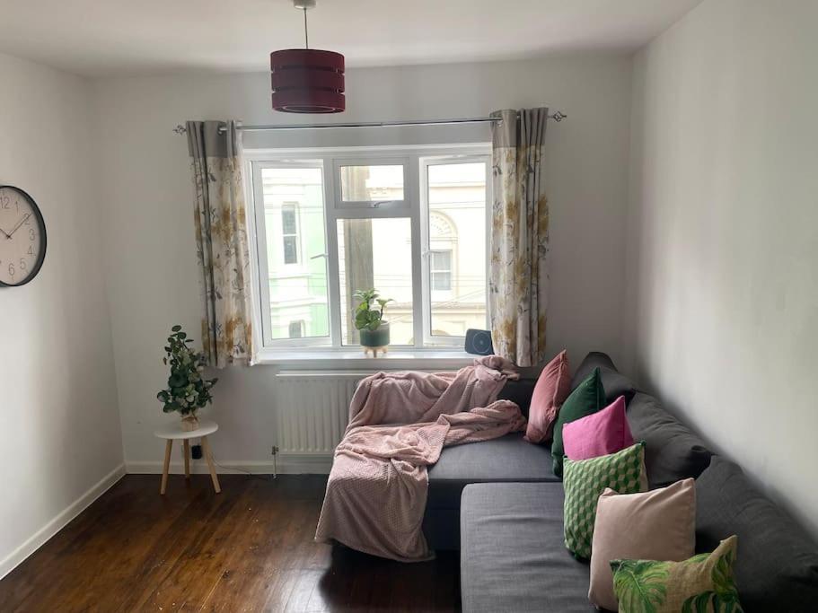 New Free Parking Sleeps 6 * Hove